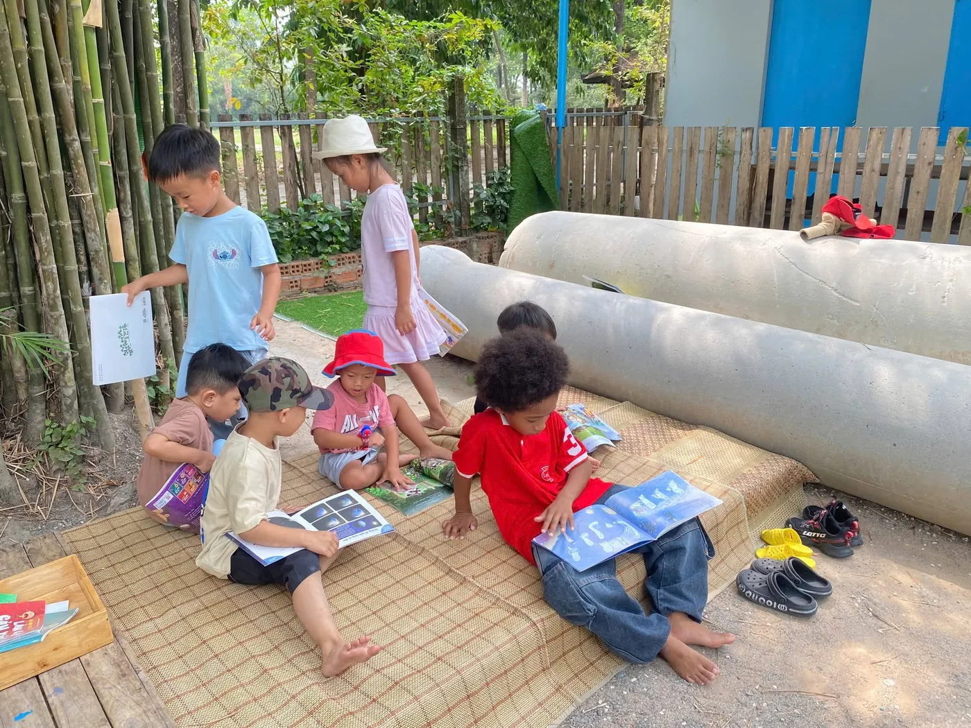 Giờ đọc sách ngoài trời trên chiếu cói cùng các bạn